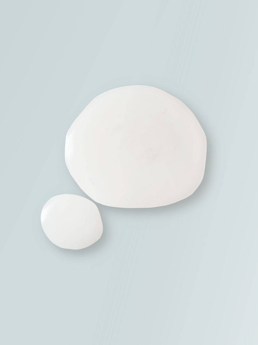 Close-up of white gel texture representing Magrada Organic Cosmetics firming algae body serum on light background